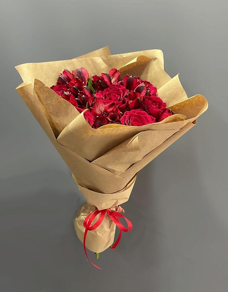 Букет цветов из: Альстромерии и Розы в Чагоде