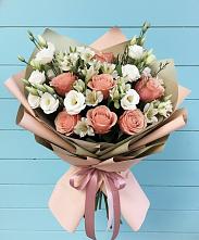 Букет цветов из:  Розы, Альстромерии и Лизиантусы в Чагоде