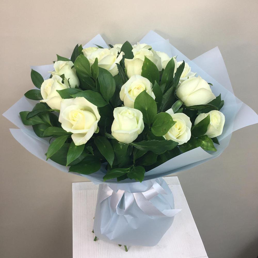 Букет 15 Белых роз Проуд в Чагоде