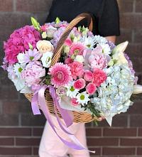Композиция солнечный день в Чагоде Цветочная композиция из Розы, Хризантемы, Пионы и Лизиантусы в корзине в Чагоде