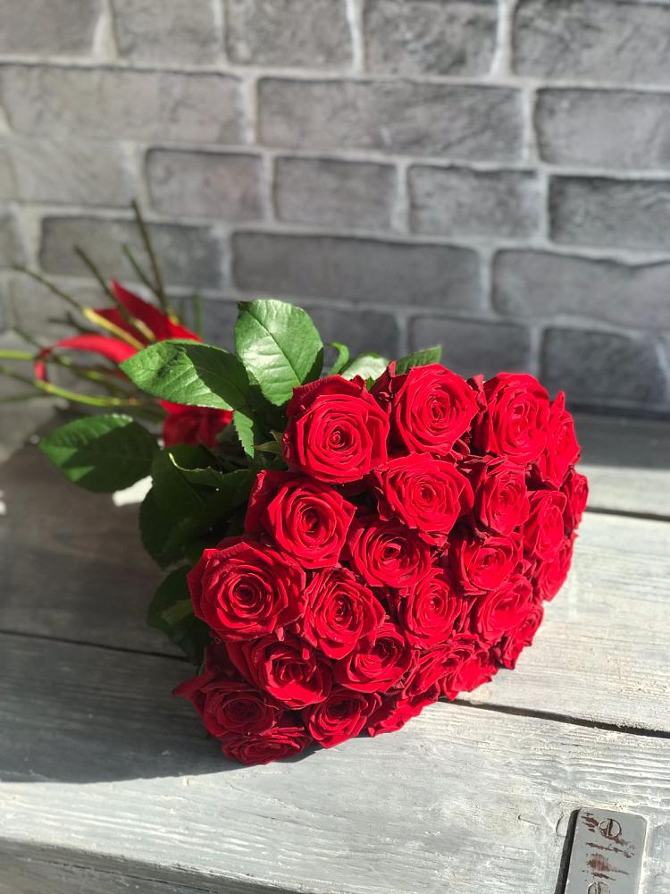 Букет Красные розы Фридом в Чагоде