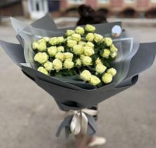 Букет Белые кустовые розы Солинеро в Чагоде