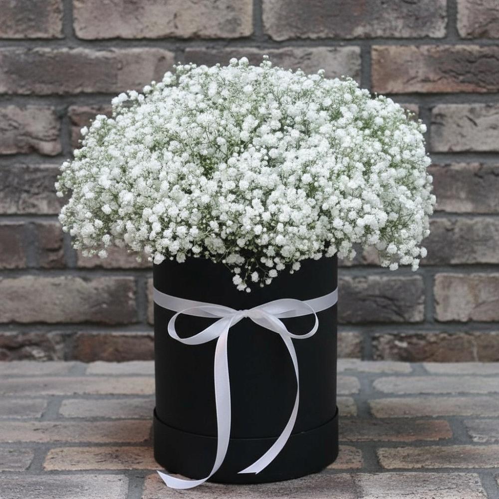 Цветочная композиция из Гипсофила в шляпной коробке в Чагоде