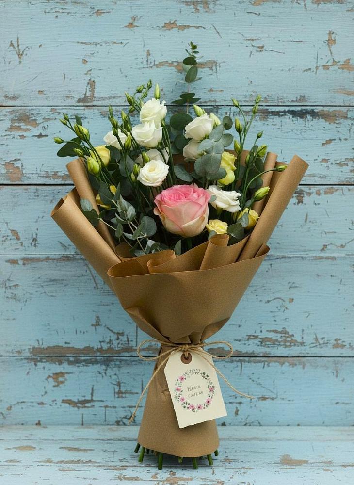 Букет цветов из: Розы и Лизиантусы в Чагоде