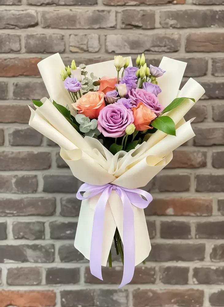 Букет цветов из: Лизиантусы и Розы в Чагоде