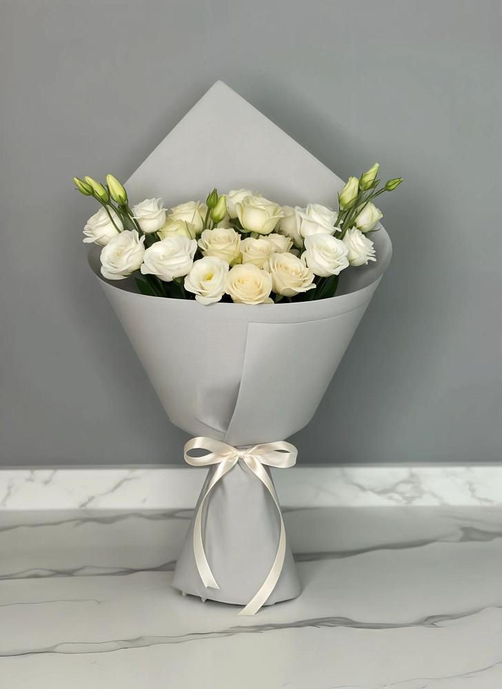 Букет цветов из: Розы и Лизиантусы в Чагоде