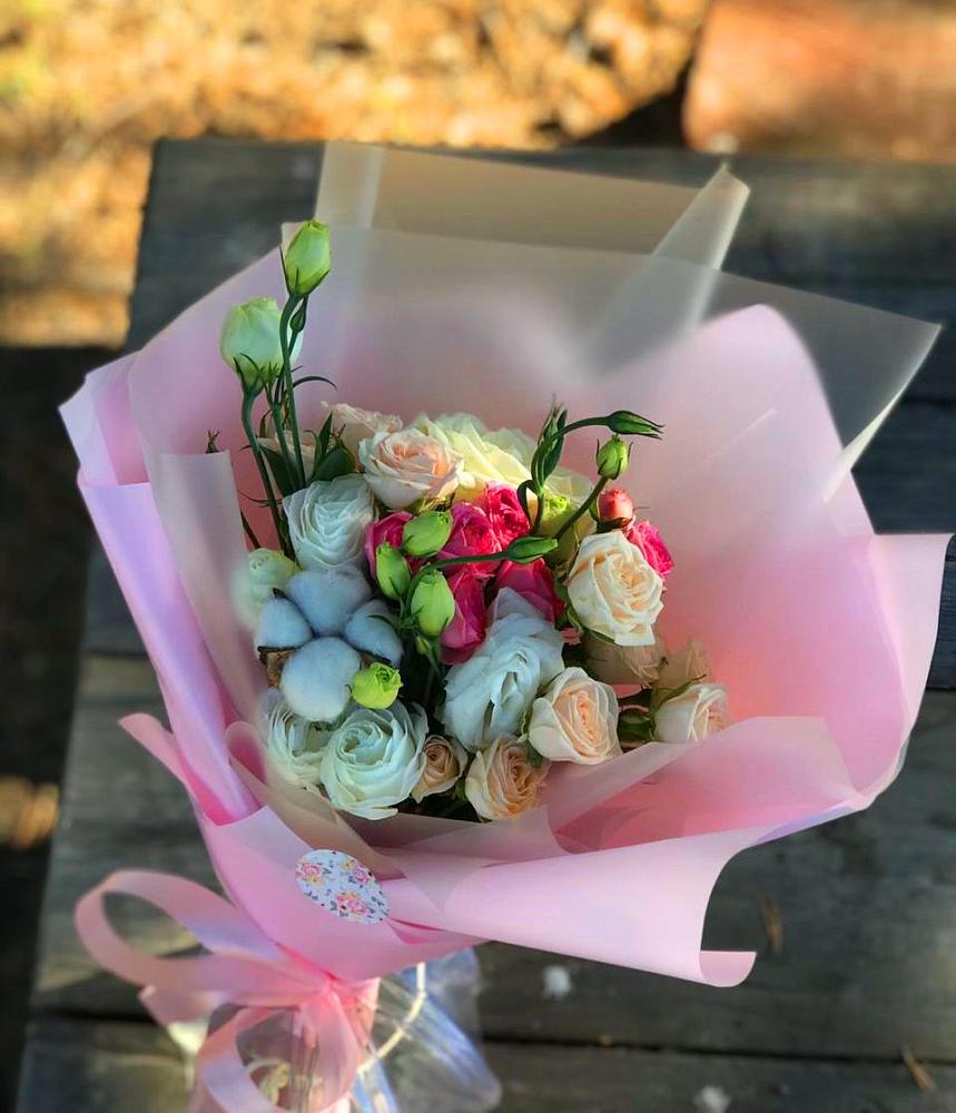 Букет цветов из: Розы и Лизиантусы в Чагоде