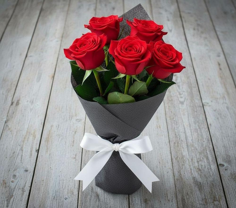 Букет 5 Красных роз Эдлесс Лав в Чагоде