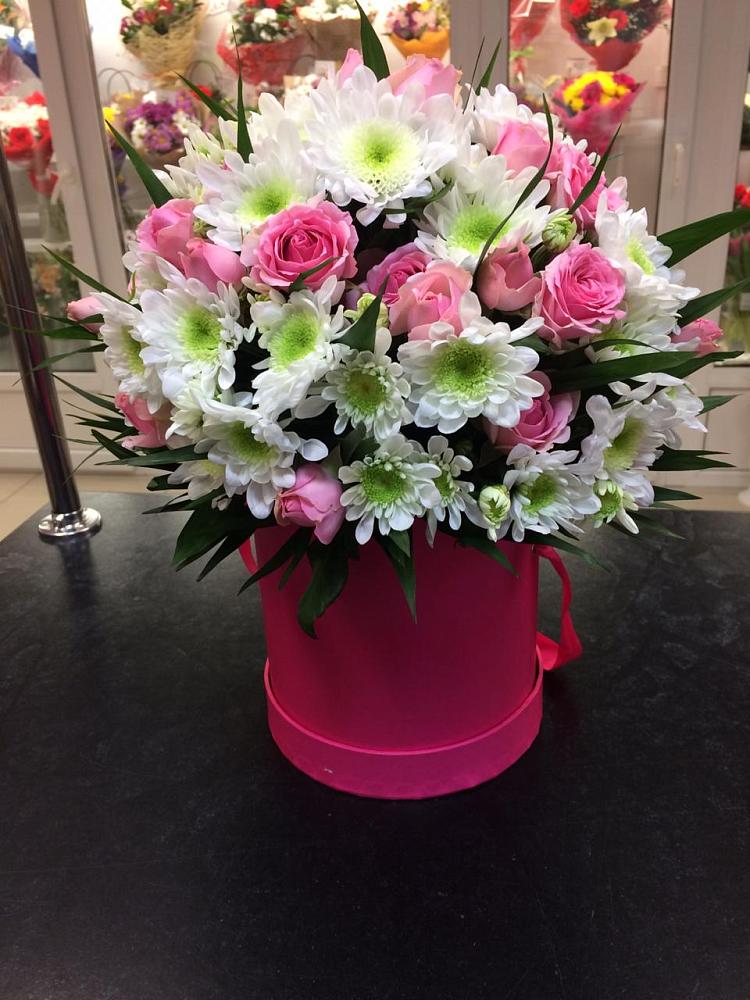 Цветочная композиция из Розы и Хризантемы в шляпной коробке в Чагоде