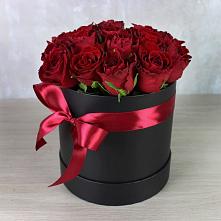 Цветочная композиция из Розы в шляпной коробке в Чагоде