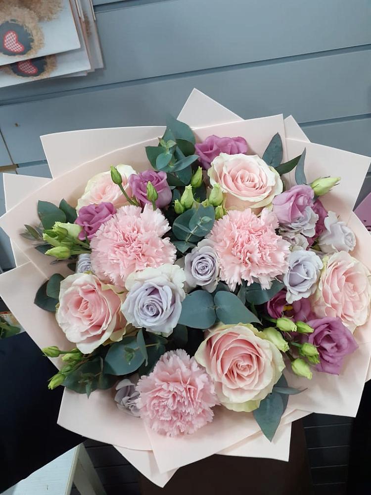 Букет цветов из: Розы, Гвоздики и Лизиантусы в Чагоде