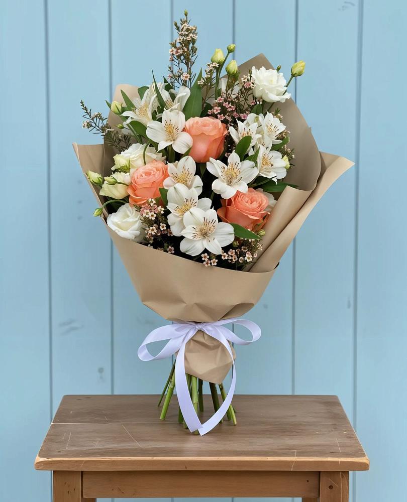 Букет цветов из: Альстромерии, Лизиантусы, Розы и Хризантемы в Чагоде