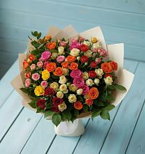 Букет Микс из разноцветных кустовых роз в Чагоде